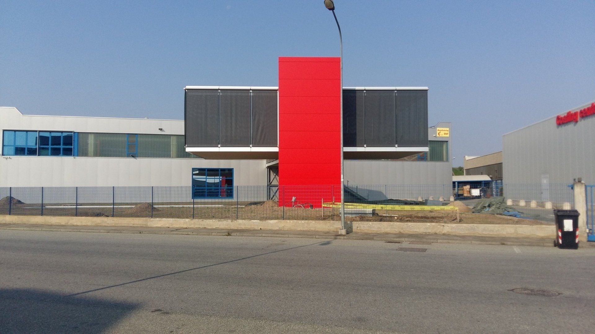 Facciata commerciale in acciaio