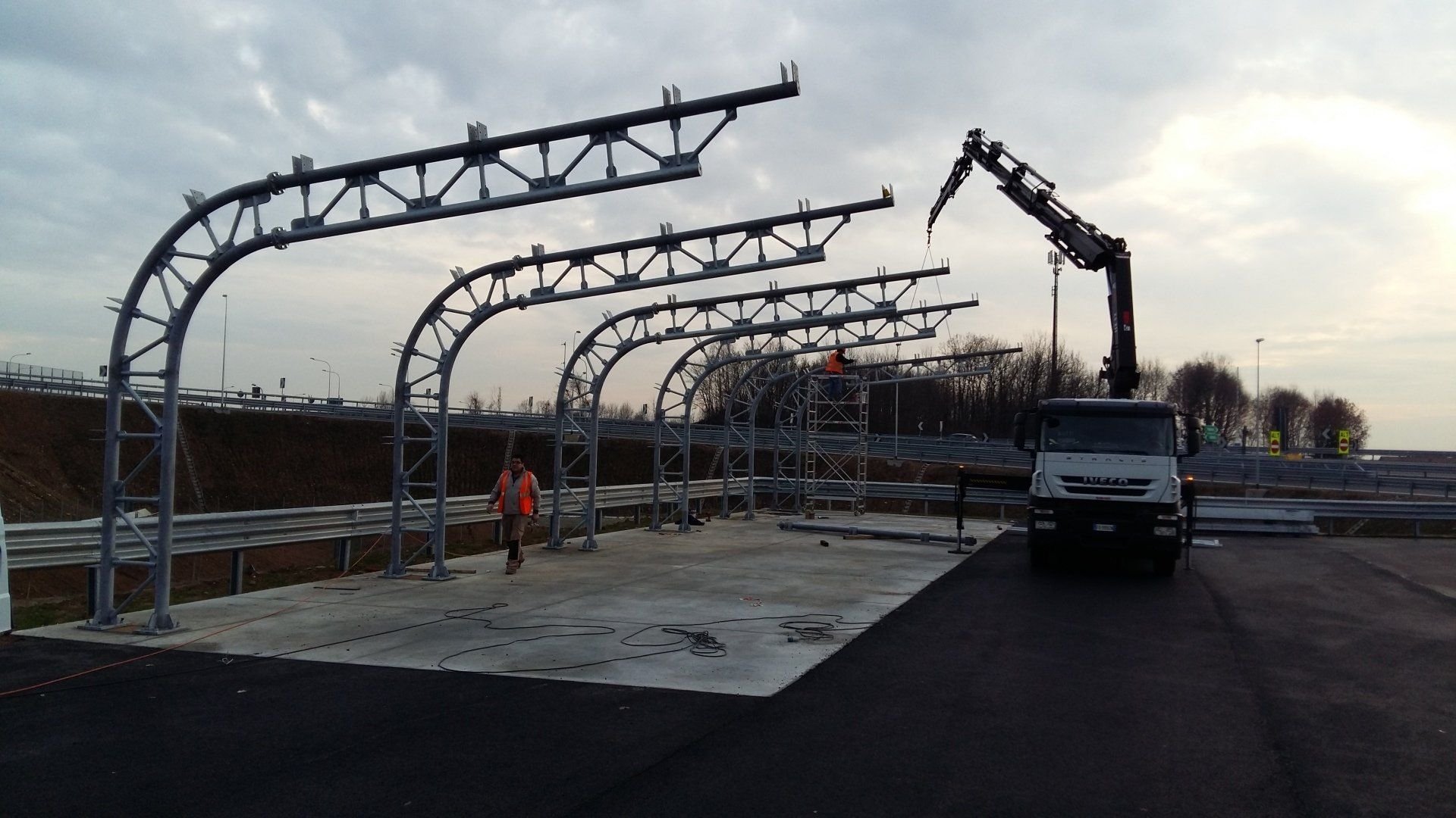 Pensilina autostradale a traliccio